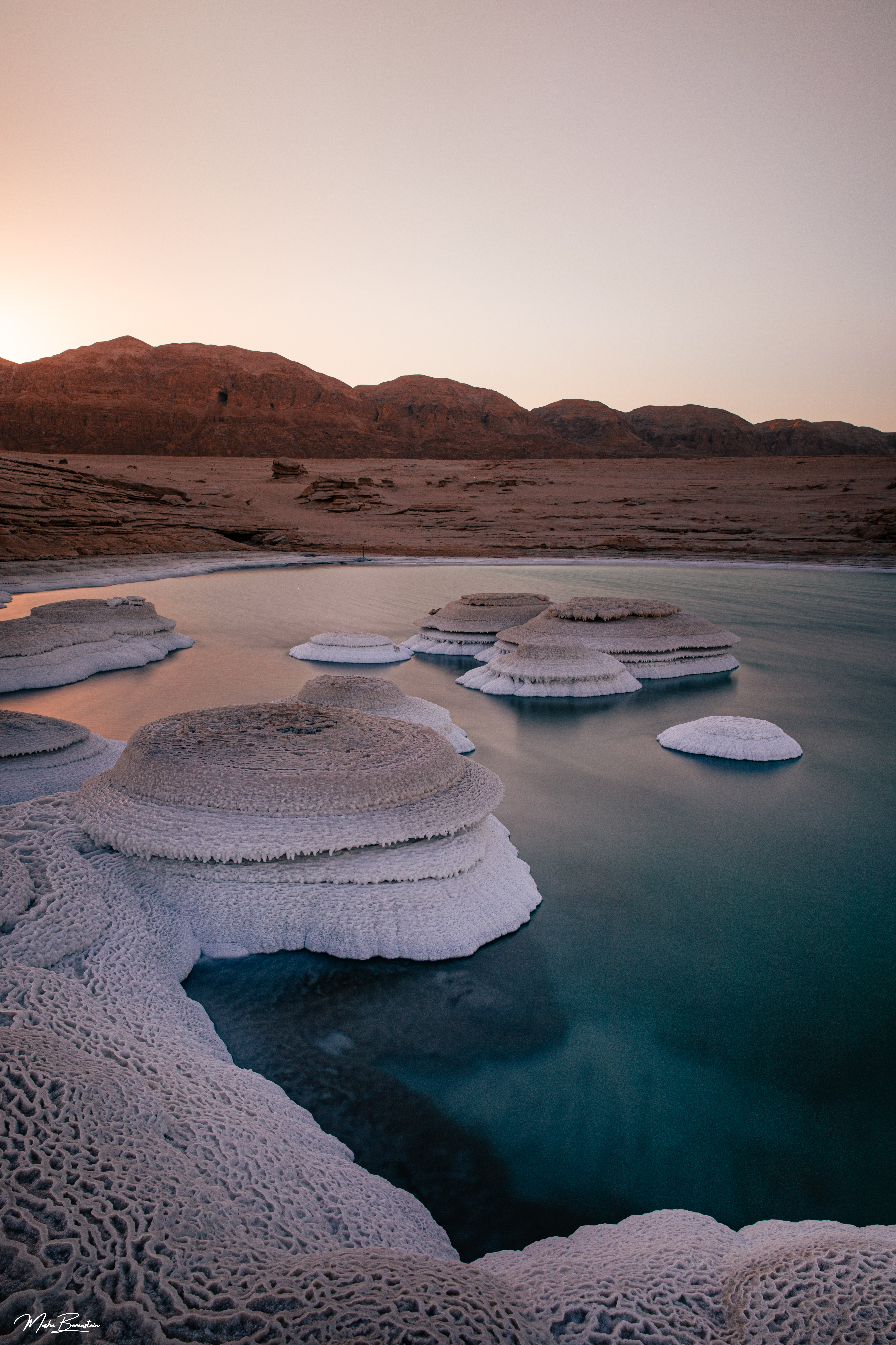 שקיעה של קיץ מעל גבישי מלח מרהיבים דרומית לאבנת