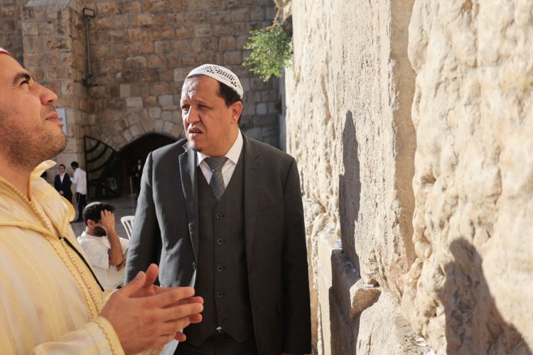 עם של ניסים. שלגומי בכותל המערבי (צילום: בן רוזמבלום)