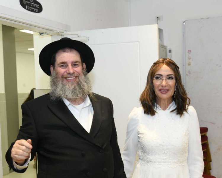 עם אשתו השלישית, הודיה מנחם 