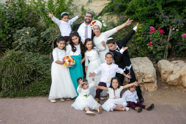 מרים ואלעד ביום חתונתם כשילדיהם סביבם (קרדיט: הילל לדרמן)