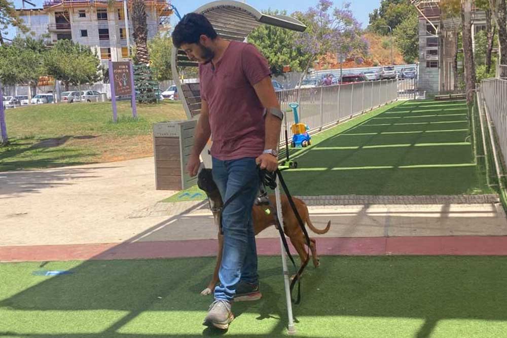 עם כלב השיקום הראשון