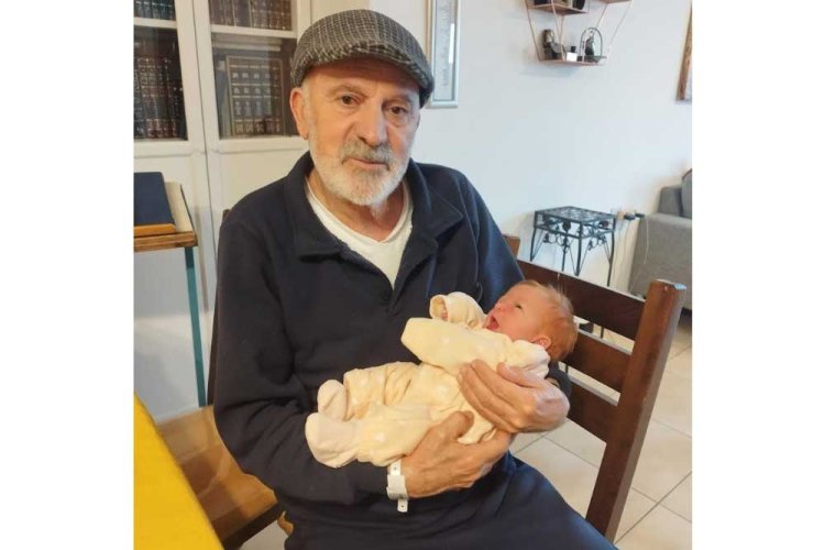 אהרון כהן הי''ד עם אחת מנכדותיו