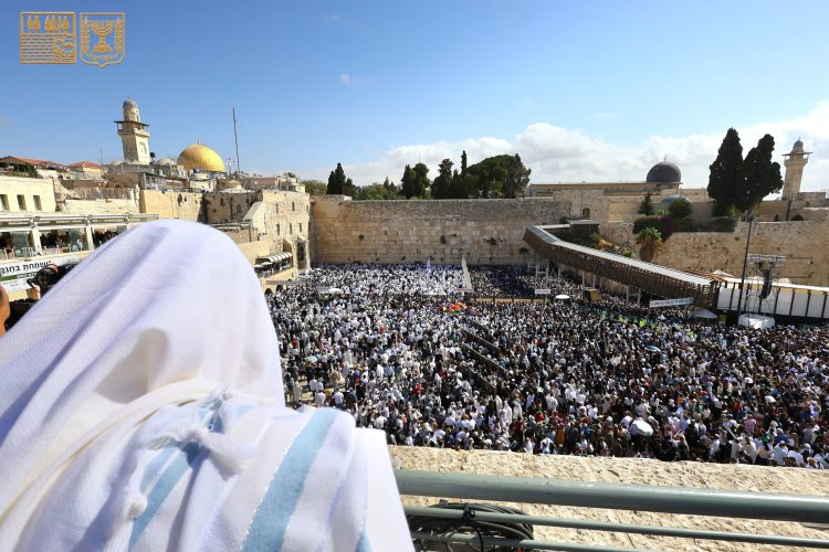 ברכת הכהנים בכותל (צילום: הקרן למורשת הכותל המערבי)