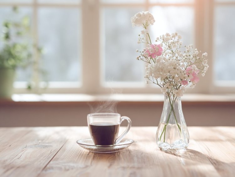 שתי כוס קפה או תה צמחים לפני שכולם מתעוררים