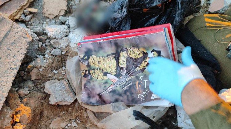 חוברות הדרכה שאותרו במרחב (צילום: דובר צה״ל)