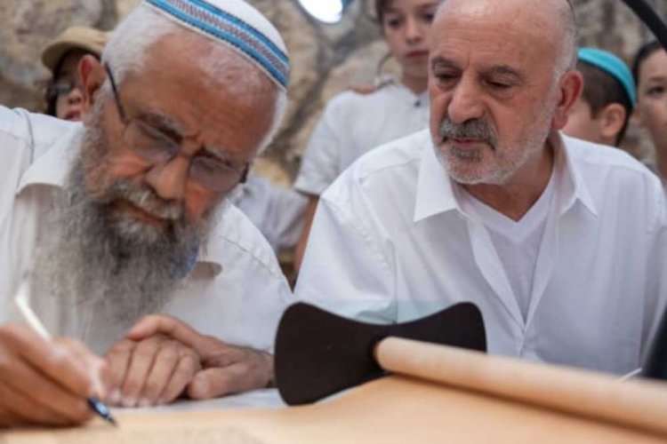 בהכנסת ספר תורה לע''נ אשתו (קרדיט: עמיחי מעטוף)