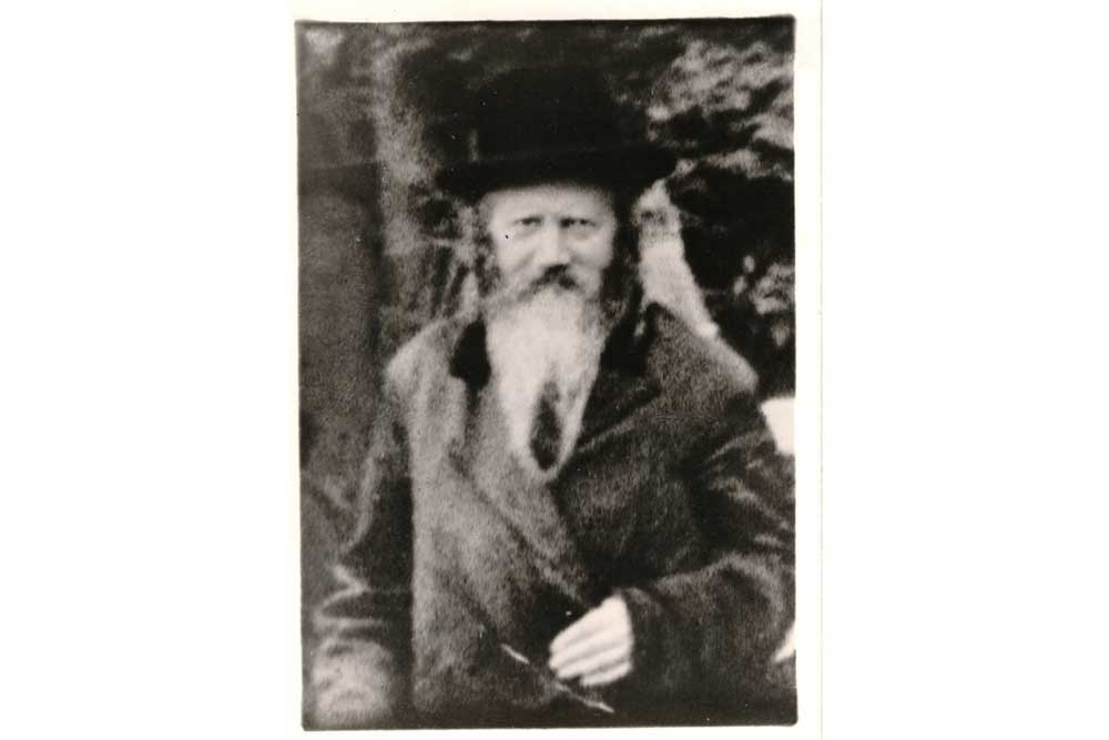 אבא של אסתר רבקה וגנר. רבה של בוצ'אץ'