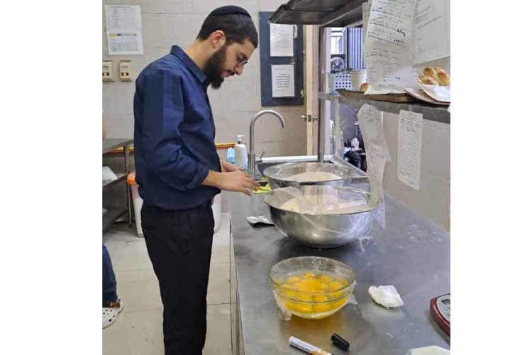 הרב רפאל בהכשרת המטבח הקהילתי