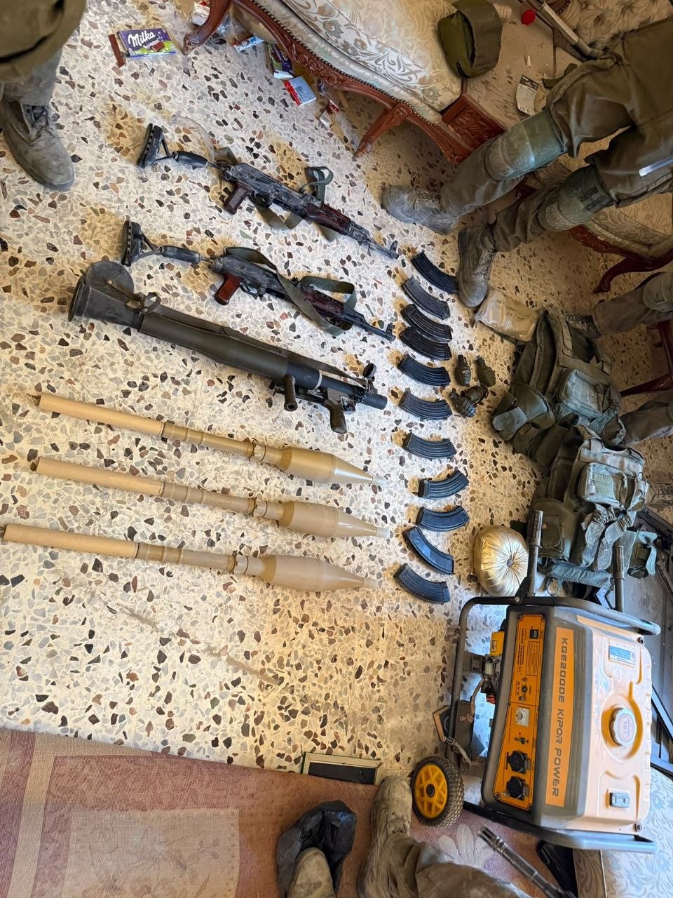 אמל״ח שאותר על ידי הכוחות בלבנון (צילום: דובר צה״ל)