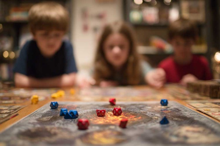 שיחקנו גם משחקי קופסה, היו ימים שהיינו יכולים לשחק שעות. בנינו עולמות שלמים סביב המשחקים האלה