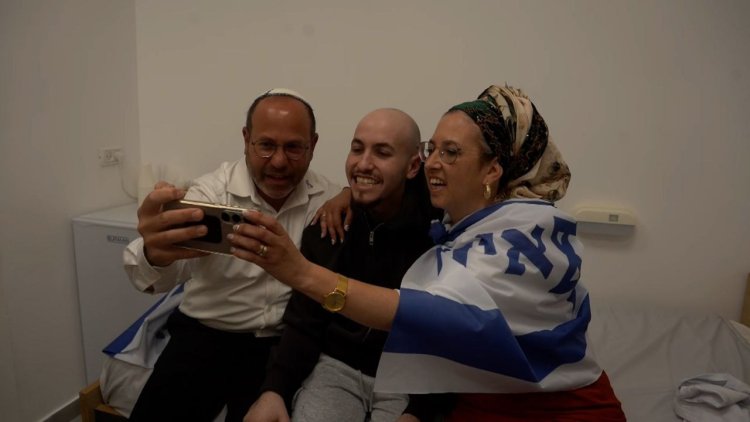 איתן והוריו בנקודת המפגש ברעים (צילום: דובר צה''ל)