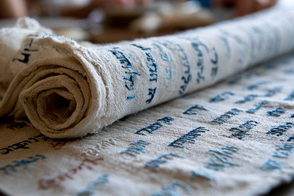על הבד היו רקומים שמות רבים (אילוסטרציה)