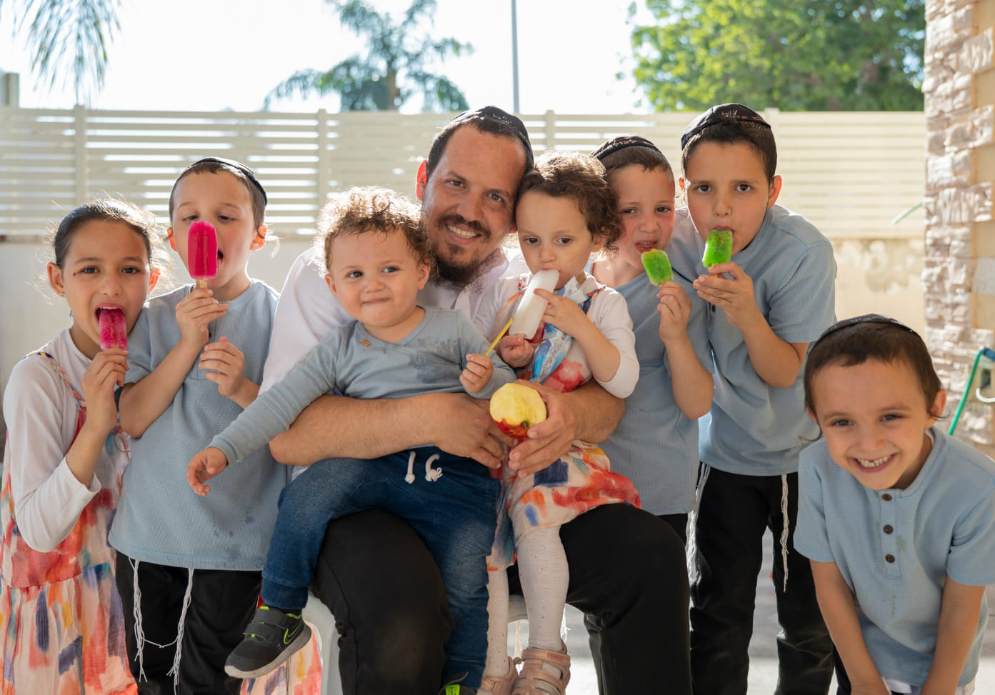 Bat Chen’s husband and children (Photo: Chana Elishavitz)