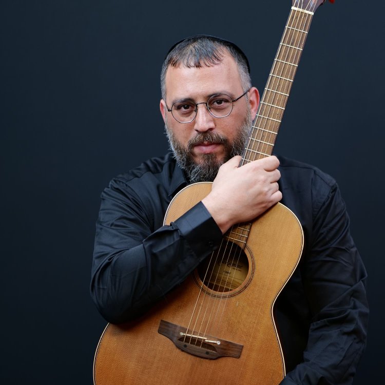 מוזיקה מתוך הכאב. בירמן עם הגיטרה (צילום: ראובן חיון)