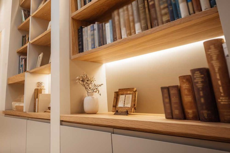 החומרים שמובילים את העיצוב הם כאלה שמרגישים אמיתיים