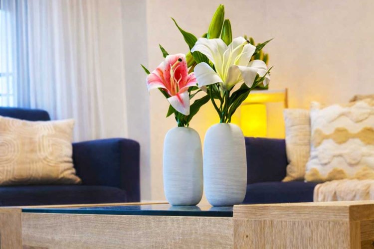 הפרחים לא אמיתיים אך מוסיפים בדיוק את נגיעת הצבע המדויקת