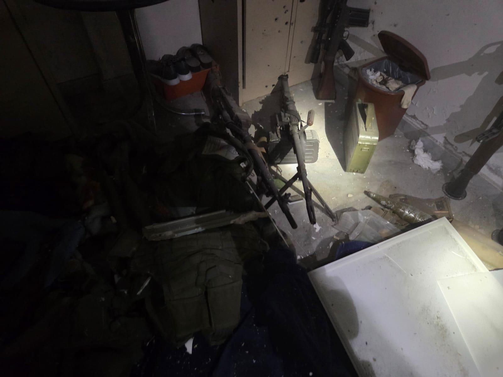 אמל״ח שאותר בבית חולים בבינת ג׳ביל (צילום: דובר צה״ל)