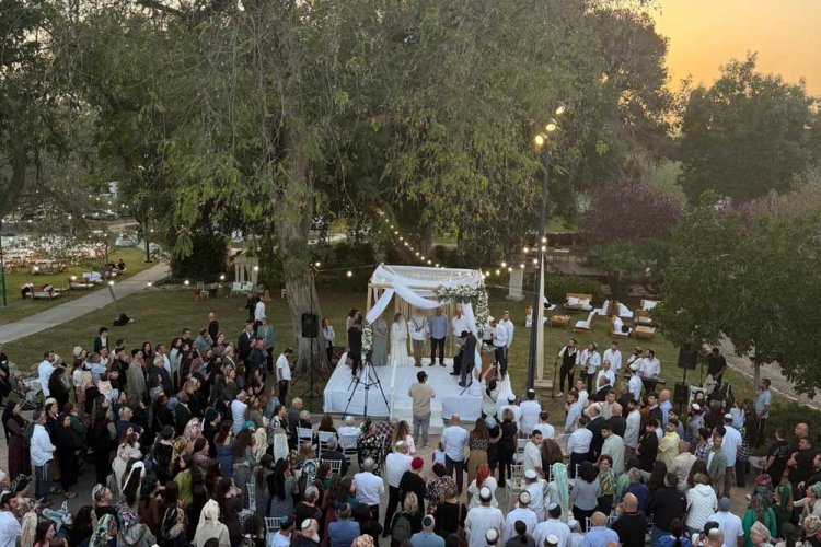 The wedding on the kibbutz lawn (Photo: Ilan Magen)