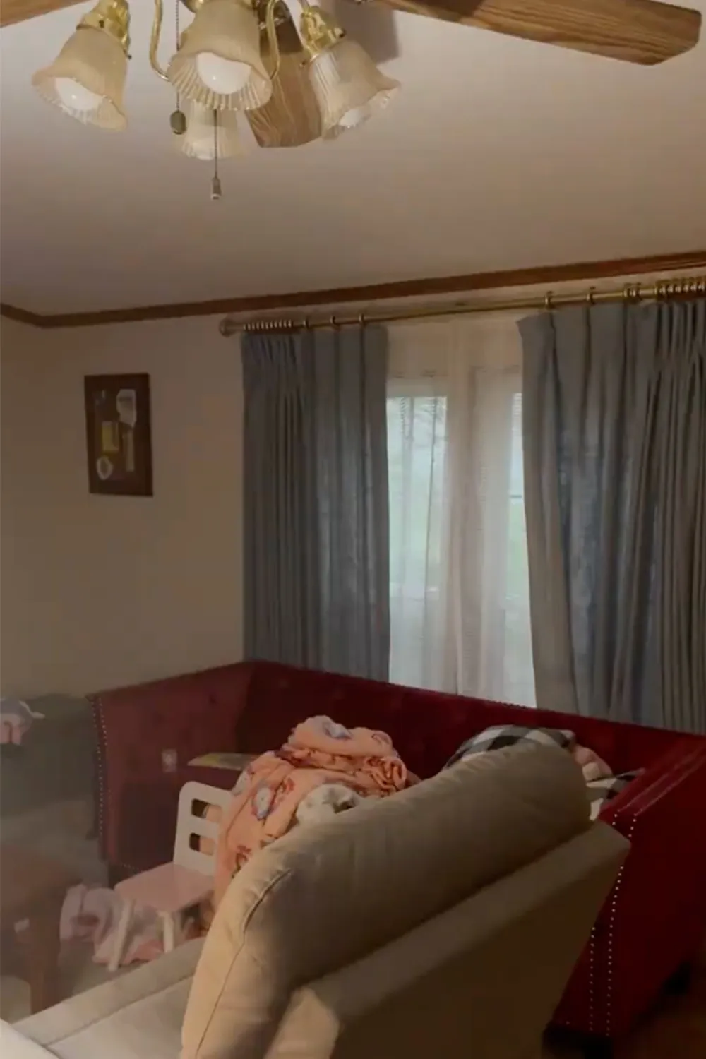 סלון ביתו של קרקה שניות לפני האסון