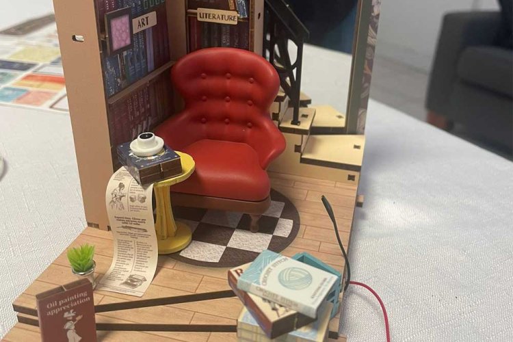 כל פריט חובר בעבודת יד