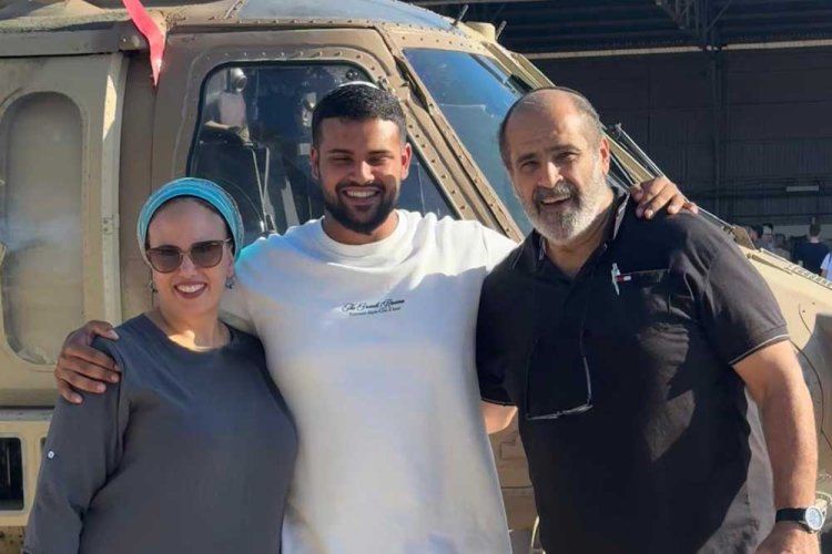 עם הוריו, ליד מסוק החילוץ