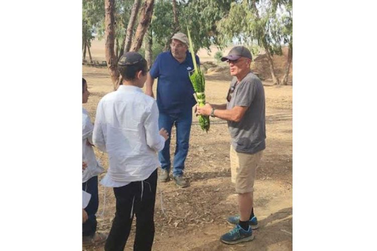 מציעים לתושבי העוטף לנענע ארבעת המינים, מעט לפני הטבח