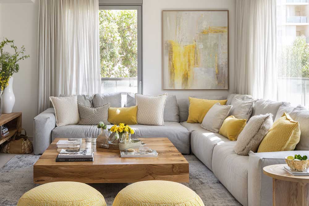 מפתיע עד כמה הצהוב משתלב יפה בסלון